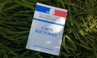 carte électorale posée sur l'herbe
