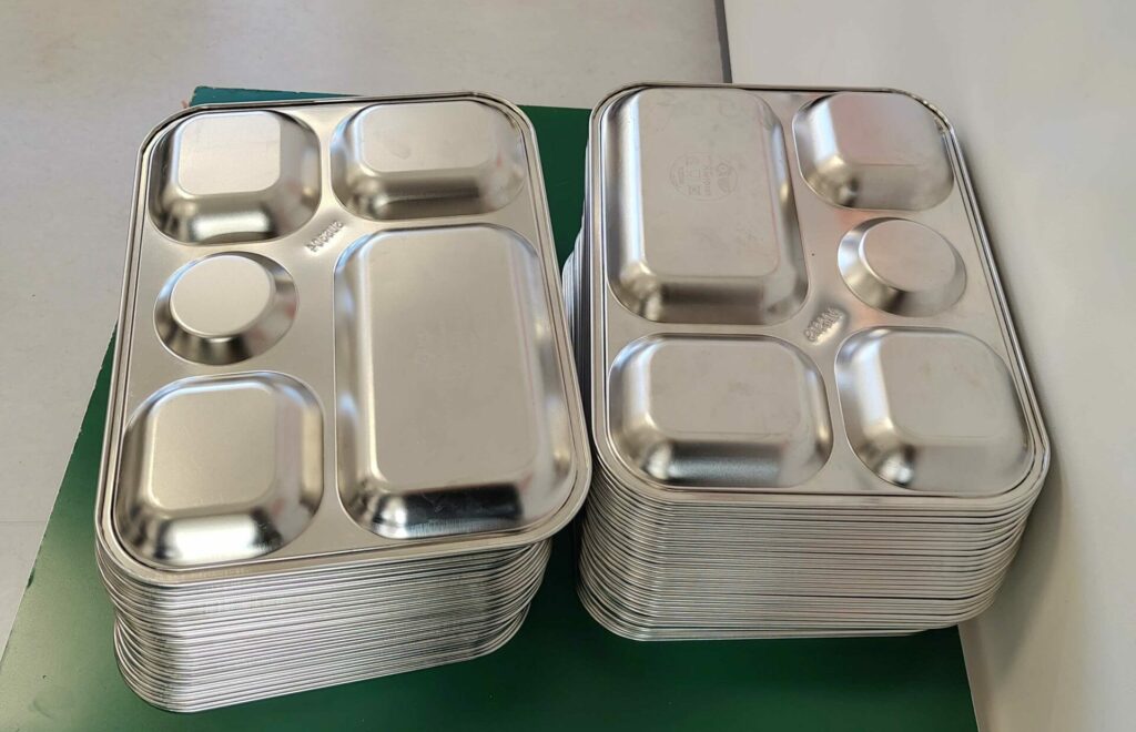 Cantines plateaux inox zero waste Plateaux en inox dans une cantine