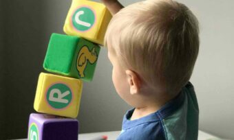 Enfant jouant aux cubes